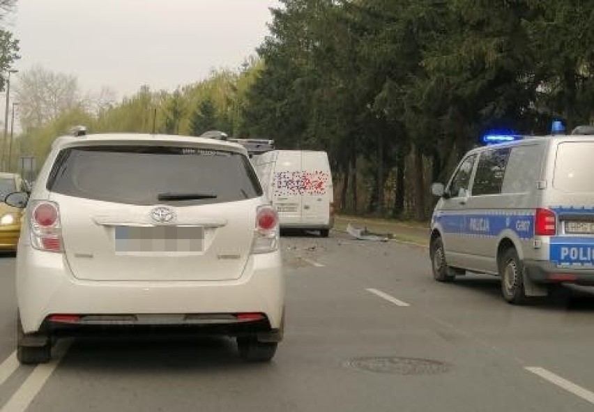 Na Bulwarze Narwiku zderzyły się osobówki. Jedna osoba w szpitalu