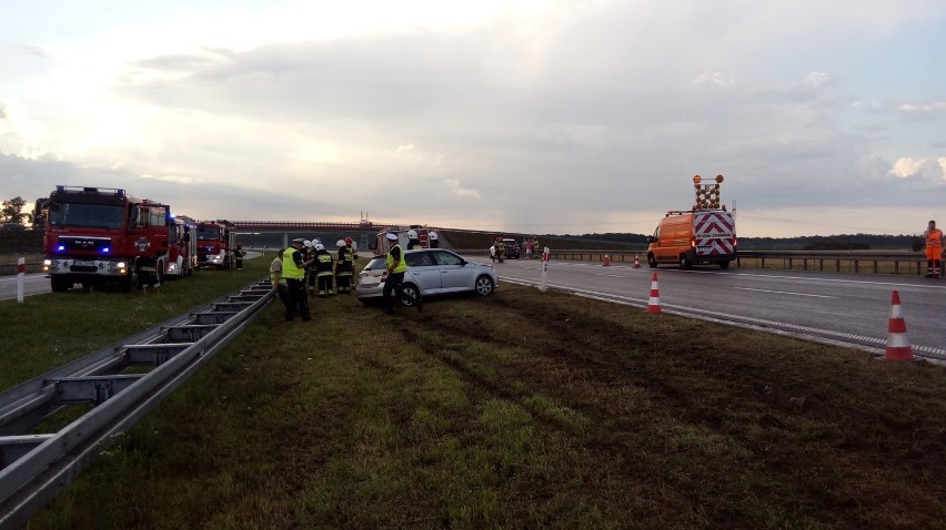 Dwa auta osobowe uszkodzone po wypadku na autostradzie A1...