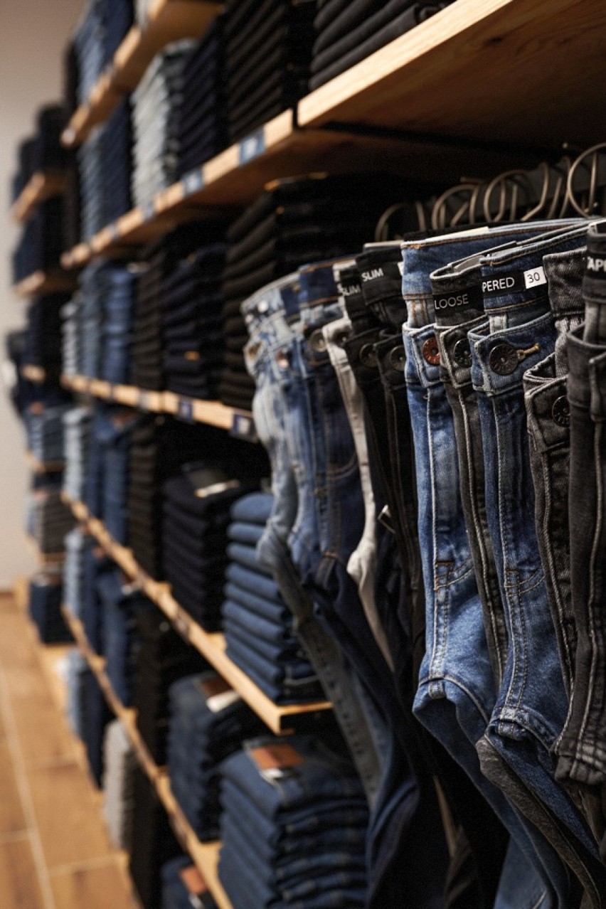 Jak dobrać idealne jeansy i jak je pielęgnować?
