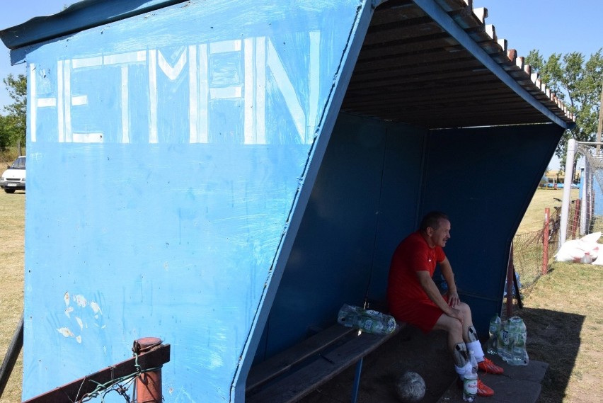 W Byczynie miał być stadion za 8 milionów zł. Teraz trybuny stadionu zamknięto z powodu złego stanu [zdjęcia]