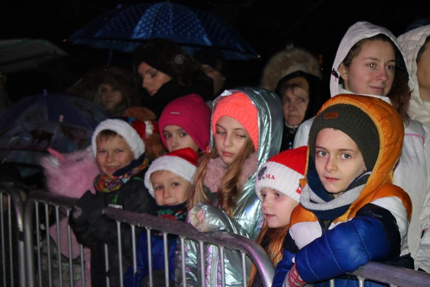 Mikołaj na gorlickim rynku. Na prezent od świętego, w strugach marznącego deszczu czekało setki dzieci. Kolejka wydawała się nie mieć końca
