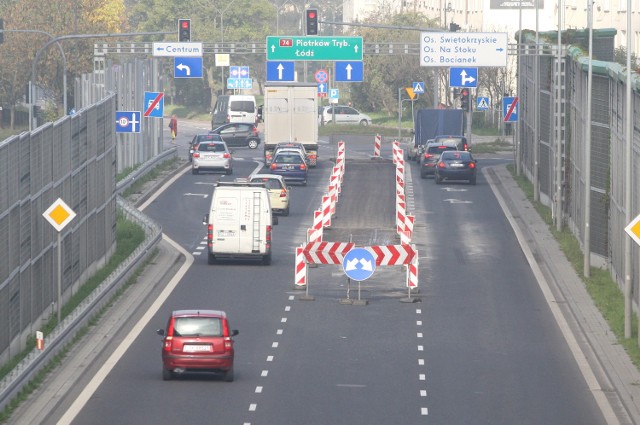 W środę drogowcy zerwali fragment asfaltu na ulicy Świętokrzyskiej w Kielcach. Zamknięty dla ruchu był środkowy pas jezdni.