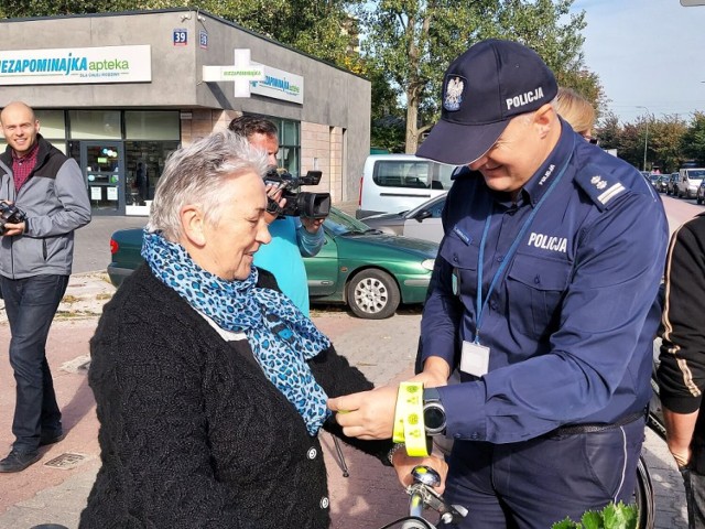 W Bełchatowie rozdawano odblaski w ramach działań "Świeć przykładem"