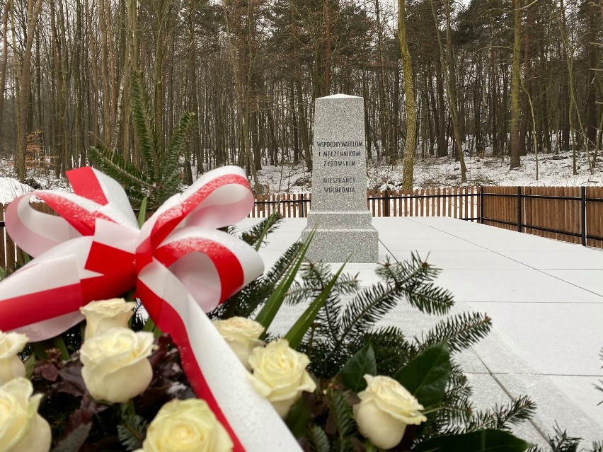 Na cmentarzu wojennym ofiar Holokaustu przy ul. Skalskiej w...
