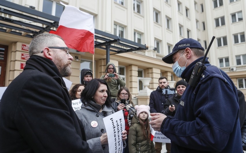 Protest rodziców i nauczycieli w Rzeszowie w sprawie powrotu dzieci do szkół. Pojawiła się policja. W akcji poseł Grzegorz Braun [ZDJĘCIA]