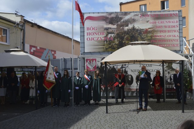 Uczniowie Szkoły Rzemiosła wzięli udział w Mszy Świętej w inowrocławskim kościele św. Mikołaja. Następnie spotkali się na dziedzińcu szkoły, aby wspólnie powitać nowy rok szkolny