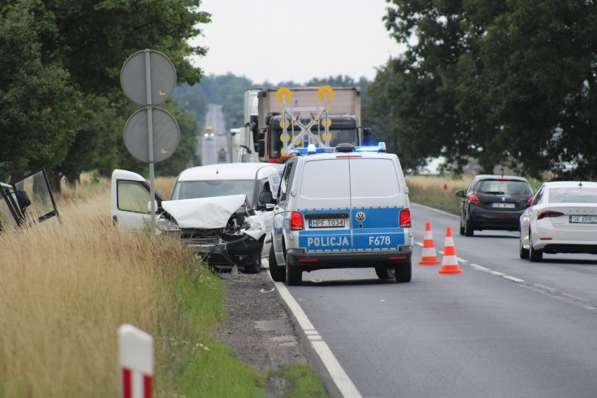 Wypadek w Rychłowicach. 30-latek kierujący ciągnikiem przewieziony został do szpitala