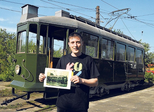 Tak w pełnej krasie prezentuje się efekt 11 lat pracy Tomka Adamkiewicza. Wskazówką dla Tomka podczas renowacji tramwaju była znaleziona w internecie archiwalna fotografia Sanoka z lat 20.