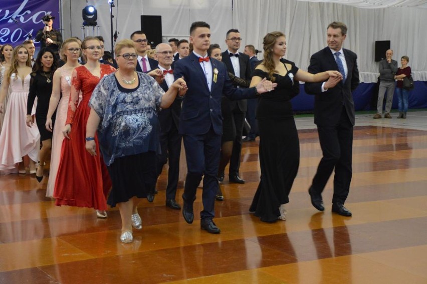 Studniówka 2019: I LO w Suwałkach. Zobacz jak niesamowitego poloneza zatańczyła każda z klas [DUŻO ZDJĘĆ]