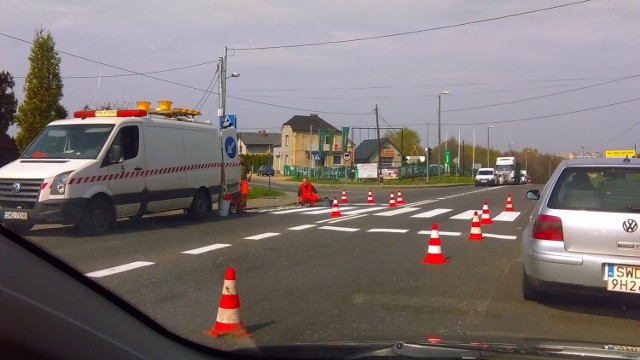 Kierowcy musieli stać w korku, bo w godzinach szczytu malowano pasy na jezdni