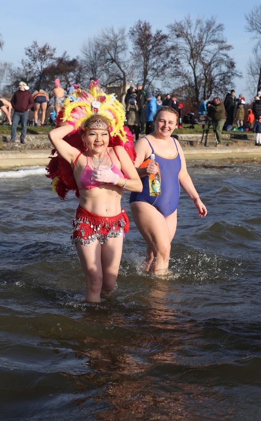 Wszystkiego najmroźniejszego! Noworoczne morsowanie w karnawałowych strojach i nastrojach [ZDJĘCIA]