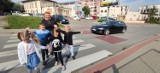 Pleszew. Akcja "Pomachaj kierowcy" w Pleszewie. Dzieci uczyły się bezpiecznych zachowań na drodze    