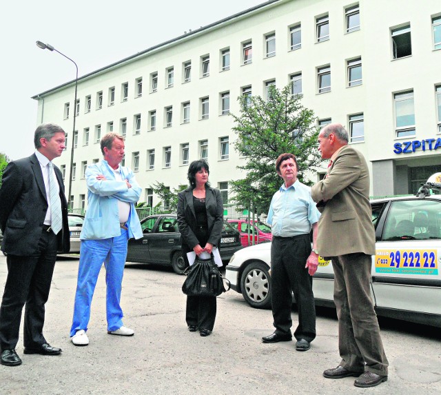 Wczoraj pod szpitalem radzono, jak powiększyć parking