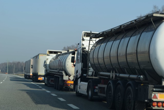 Kierowcy ciężarówek muszą "kręcić pauzy" na autostradzie A1, bo brakuje miejsc parkingowych na MOP