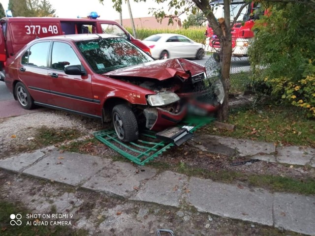 Samochód uderzył w ogrodzenie prywatnej posesji, kierowca oddalił się z miejsca zdarzenia