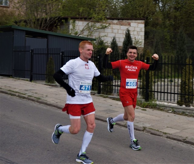 Na zdjęciu: Dariusz Stuj (z lewej), pomysłodawca i współorganizator półmaratonu w Kraśniku i kraśniczanin Piotr Kwietniewski (z prawej), uczestnicy obu edycji sportowej imprezy. W każdej z nich - zamiast regulaminowych 21 km - pokonali dystans maratonu, czyli nieco ponad 42 km.