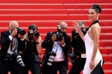 Festiwal w Cannes 2021. Światowe gwiazdy na czerwonym dywanie. Zachwycające Carla Bruni oraz Bella Hadid. Zdjęcia, nominacje