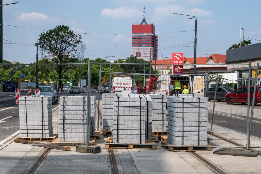 Trwa podzielona na dwa etapy przebudowa torowisk na ulicach...