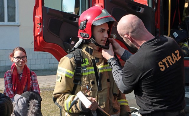 Pokazem możliwości i bezpieczeństwa pracy  strażaków rozpoczął się konkurs BHP "Bezpieczny w pracy" w grudziądzkiej siedzibie OHP przy ulicy Parkowej.