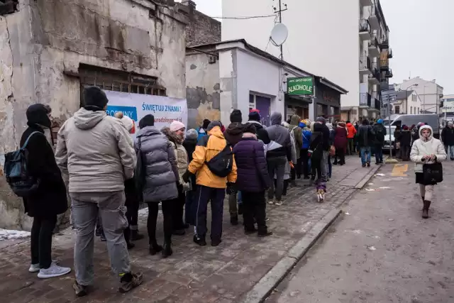 Najwięcej przedwojennej zabudowy zachowało się na Pradze Północ. W ramach rewitalizacji dzielnicy część z nich dostała nowe życie, część z roku na rok coraz bardziej niszczeje. Pragę albo się kocha albo nienawidzi - ten specyficzny klimat nie jest dla każdego. Podobnie jak cykliczne imprezy, na których możemy się poczuć, jakbyśmy wsiedli właśnie do wehikułu czasu. Podczas niedawnych urodzin Pragi były potańcówki, śpiewy i warszawskie pyzy!