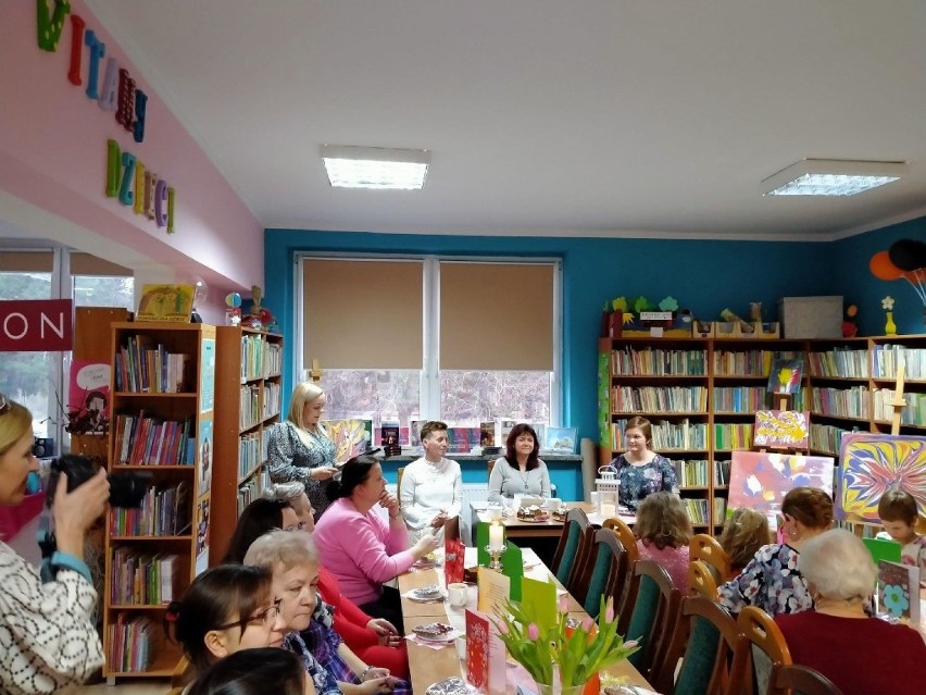 Niechlów. Artystyczne święto kobiet. Biblioteka zaprosiła wyjątkowych gości z okazji Dnia Kobiet [ZDJĘCIA]