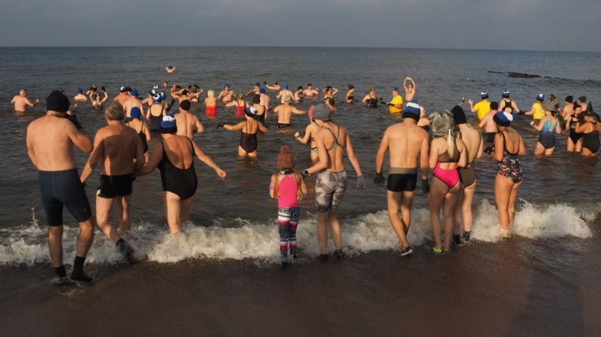 Niedzielna kąpiel morsów w Mielnie