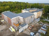 Szpital na Wyspie w Żarach. Budowa nowego skrzydła idzie szybko, zobaczcie zdjęcia z drona