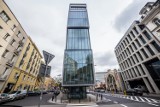 W Śródmieściu powstał najwęższy biurowiec w Warszawie. Zobacz niezwykły budynek [ZDJĘCIA]