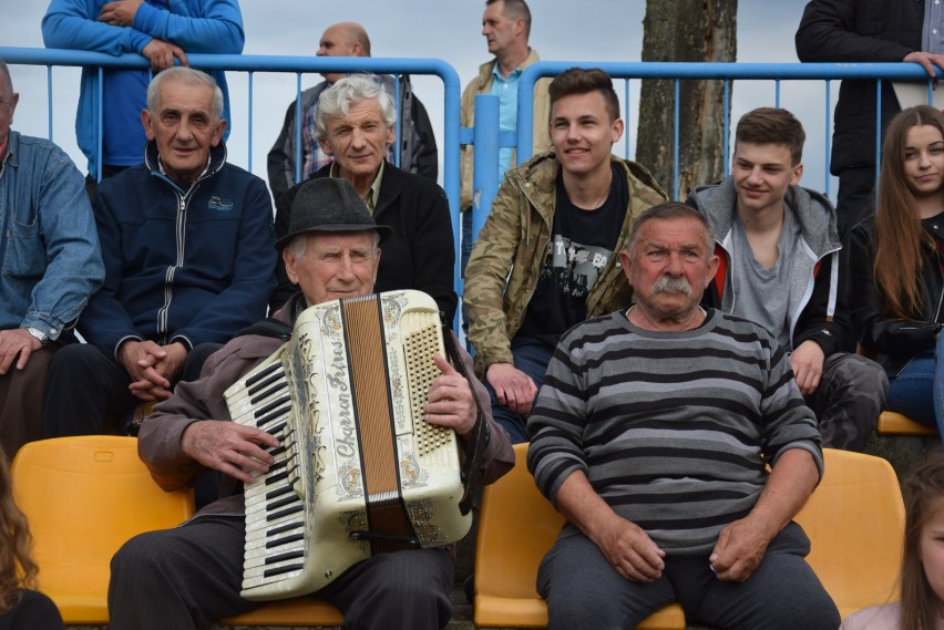 Kibice i obserwatorzy meczu piłki nożnej IV-ligowych drużyn...