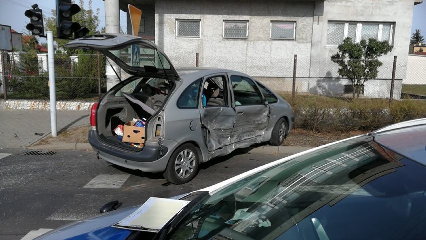Poważny wypadek na skrzyżowaniu ul. Wiejska - Gajowa - Zgodna we Włocławku. 4 osoby w szpitalu  [zdjęcia]