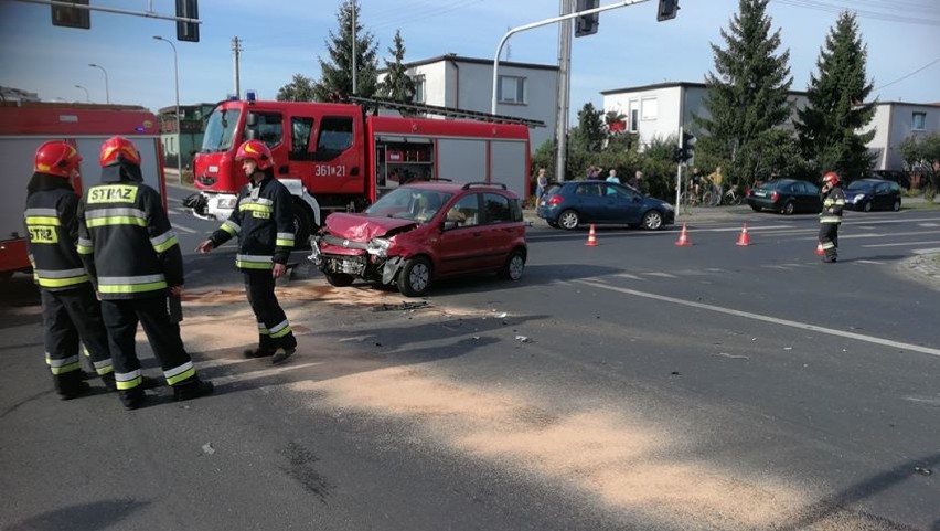 Poważny wypadek na skrzyżowaniu ul. Wiejska - Gajowa - Zgodna we Włocławku. 4 osoby w szpitalu  [zdjęcia]