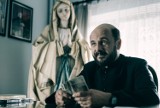 RECENZJA: „Kler” Wojciecha Smarzowskiego nie tyle bawi, co poraża. To najlepszy film twórcy „Wesela” i „Wołynia”? 