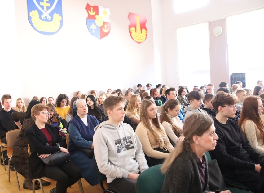 Uczniowie staszowskiego "Wyszyna" obecni na uroczystości