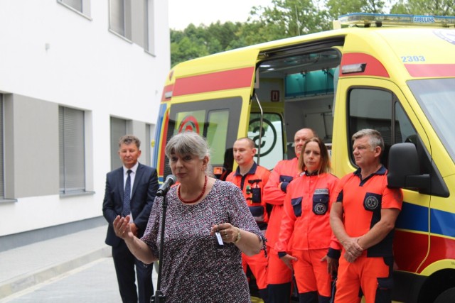 Małgorzata Popławska, dyrektor Krakowskiego Pogotowia ratunkowego podkreśla, że zmiana siedziby pogotowia w Wieliczce była konieczna ze względu na poprawę możliwości wyjazdu karetek
