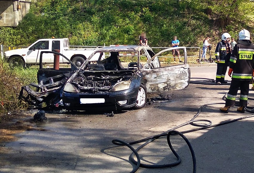 Na drodze w Stróżach samochód osobowy zmienił się w wypalony wrak