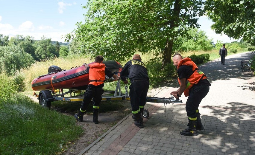Niepokojące informacje z Przemyśla. Strażacy na pontonie sprawdzali brzegi rzeki San [ZDJĘCIA]