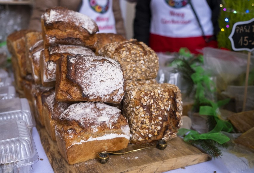 Niezwykły jarmark świąteczny w Warszawie. Wyroby prezentują twórcy ludowi. Kupicie tu m.in. ludową ceramikę, koronkę klockową i smakołyki