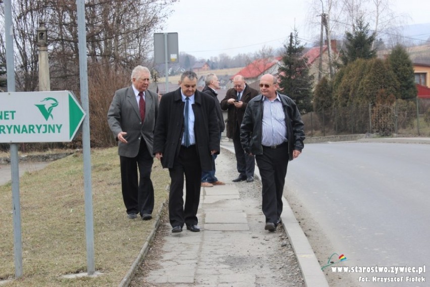 Gilowice: Władze powiatu wizytowały chodnik [ZDJĘCIA]