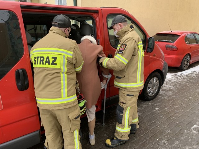 Straż pożarna z powiatu chełmińskiego pomaga seniorom z otarciem na szczepienia przeciwko Covid-19