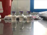 Problemy z dostawami szczepionek w Radomsku. Szczepienia w "bursie" przełożone