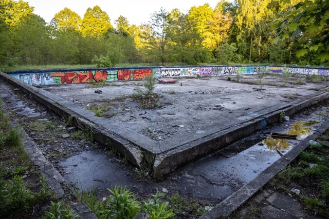 Grupa radnych proponuje budowę otwartych basenów w każdej dzielnicy. Na razie nie ma się kto zająć takim obiektem w Borku Fałęckim przy ul. Żywieckiej, który popadł w ruinę.