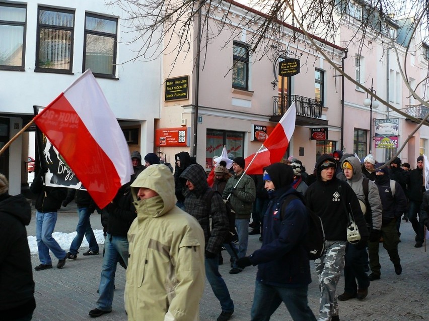Chełm: Manifestacja ONR. Spalili flagę Unii Europejskiej
