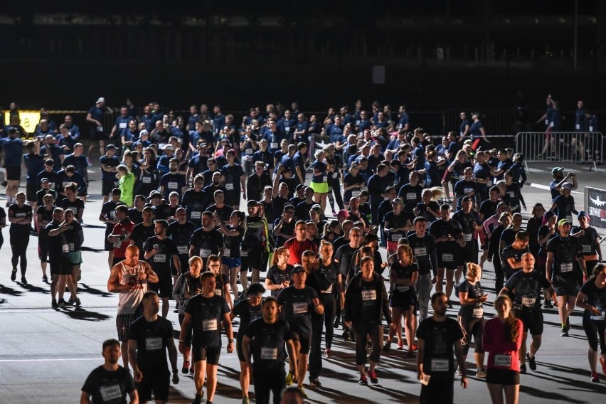 Skywayrun Gdańsk Airport 2019. Bieg nocny po płycie lotniska [zdjęcia]