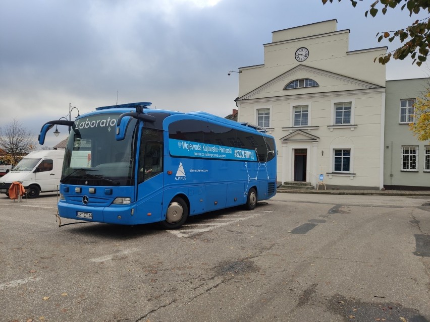 Mobilny punkt szczepień zatrzymał się na rynku nieopodal...