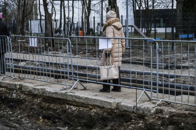 Przystanek tymczasowy MZK przy ul. ks. Gogi - to tutaj doszło do dramatu. W okolicy trwa wielki remont torowiska. Torunianie od miesięcy skarżą się, że jest tu trudno i niebezpiecznie się poruszać.