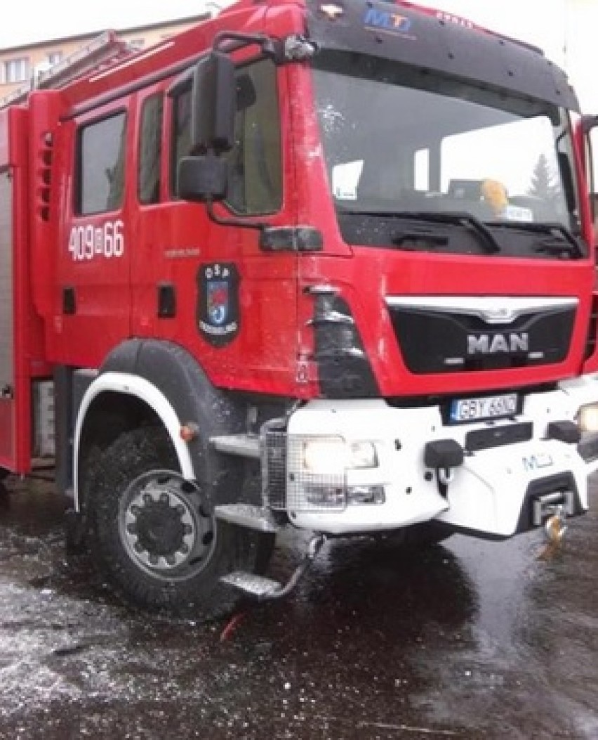 Strażacy z OSP Trzebielino uszkodzili wóz bojowy i remizę. Auto wpadło w poślizg przed PSP w Miastku