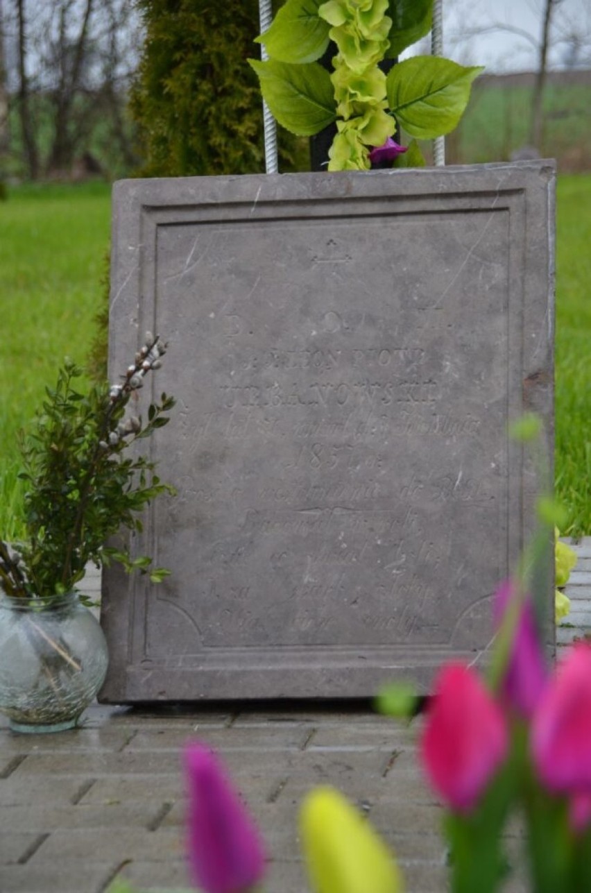 Cmentarz epidemiczny w Wieleninie w gminie Uniejów ocalony od zapomnienia. To dzięki lokalnej społeczności (zdjęcia)
