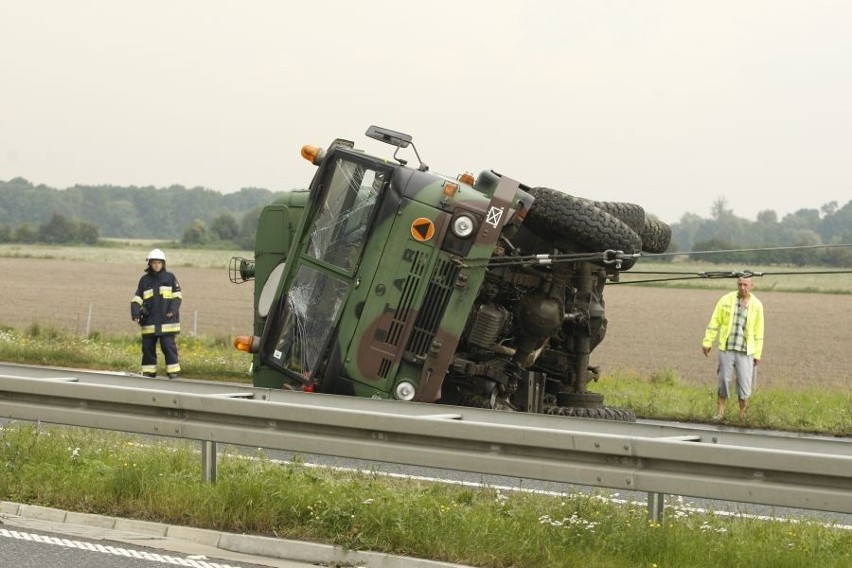 Autostrada A4: Są ranni w wypadku wojskowej ciężarówki (ZDJĘCIA)