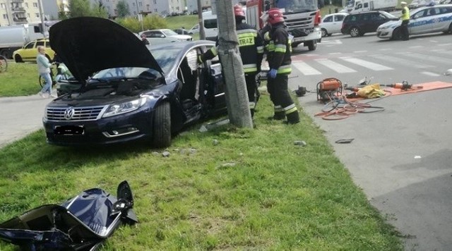 Do zdarzenia doszło w piątek, 27 kwietnia, na rodzie Górczyńskim w Gorzowie. Kierująca fordem zderzyła się z volkswagenem, który uderzył jeszcze w lampę. Ze wstępnych ustaleń policji wynika, że kierowca volkswagena jechał rondem do ul. Czartoryskiego. Z ul. Górczyńskiej nadjechał ford, którego kierowca wjechał w passata. Doszło do zderzenia. Passat wpadł jeszcze na lampę. Ranny został kierowca i pasażerka passata. Obje trafili do szpitala.

LUBUSKA POLICJA ROZBIŁA GRUPĘ, KTÓRA HANDLOWAŁA LUDŹMI



