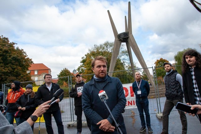 Społecznicy protestują przeciwko planom wyburzenia pomnika. Nie godzą się też na przeniesienie go w inne miejsce.